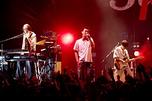 Suchmos「<ライブレポート>Suchmos 6年越しの対バンツアー開幕 楽屋で決めたサプライズにオーディエンス歓喜」