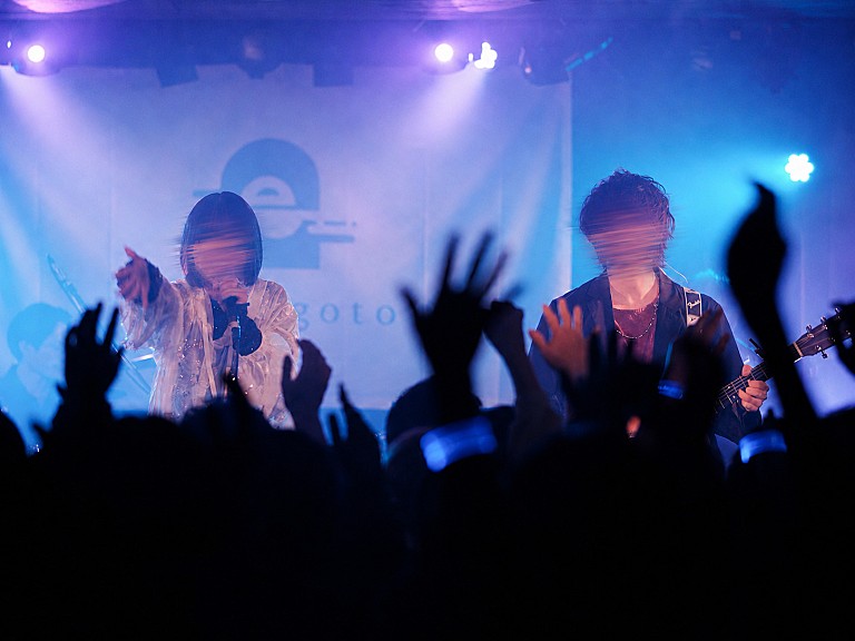 esoragoto「<ライブレポート>esoragoto、自身初となるワンマンライブ【Apollo】――絵空事が現実になった夜」