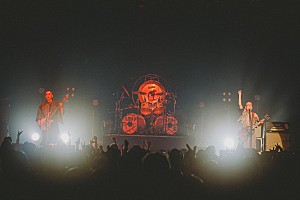 人間椅子「人間椅子、還暦記念ツアー【猟奇新生】ファイナルで披露した青春真っ只中の轟音 公式レポート到着」