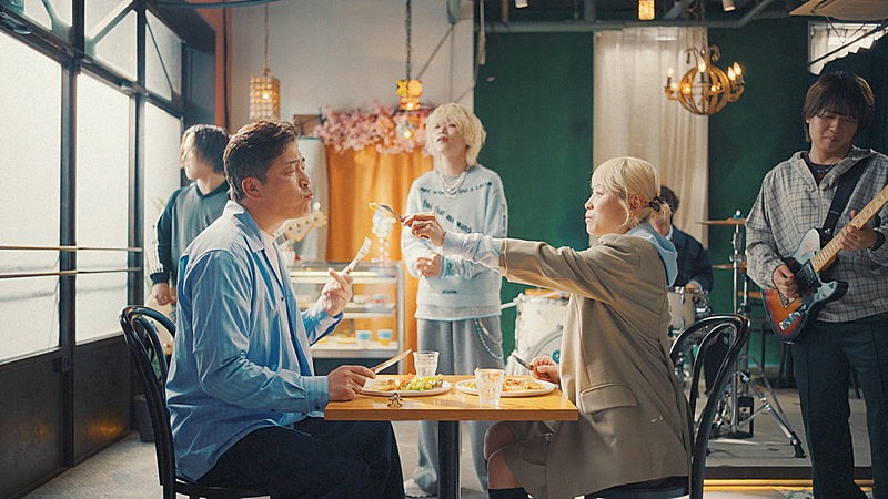 「ねぐせ。「一生僕ら恋をしよう」スペシャルMV、あべこうじ&高橋愛が夫婦そろって出演」1枚目/15