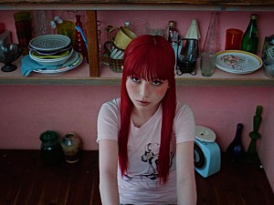 a子「a子、ストップモーション風「恋は生まれた」MVで失恋の寂しさを表現」