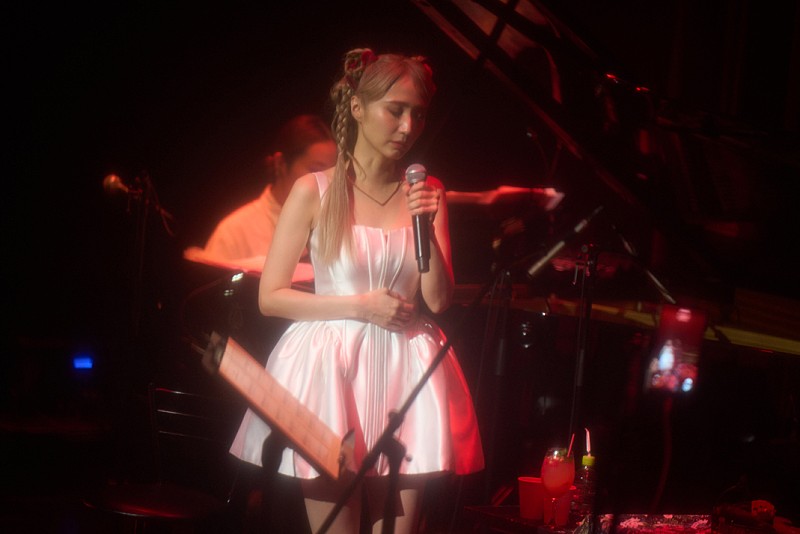 「<ライブレポート>夏と水、彩る音楽の物語――サラ・オレイン、ビルボードライブで魅せた特別な一夜」1枚目/18