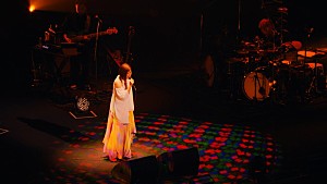 絢香「絢香、デビュー20周年記念ベストアルバムに収録される「ありがとうの輪」ライブ映像を公開」