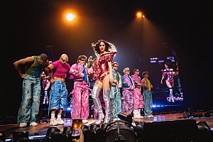 ケイティ・ペリー「人生に愛と楽しみと音楽を 心も体も踊るケイティ・ペリーの大ヒット曲満載ライブ映画が9月期間限定公開」
