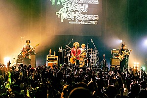 猫背のネイビーセゾン「KANA-BOON/ねぐせ。/Teleらが出演した【HIGH!HIGH!HIGH! 2026】イベントレポート公開」
