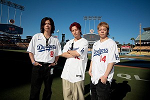 Number_i「Number_i、ロサンゼルス・ドジャース戦の始球式に登場 キャッチャーは佐々木朗希選手」