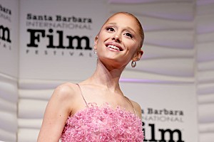アリアナ・グランデ「アリアナ・グランデがベン・スティラーと対決、映画『ミート・ザ・ペアレンツ/フィアンセの襲来』予告編公開」
