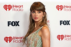 テイラー・スウィフト「テイラー・スウィフト、カントリー・ラジオへのレアな出演で「I Knew It, I Knew You」の歌詞に込めた“二重の意味”を語る」
