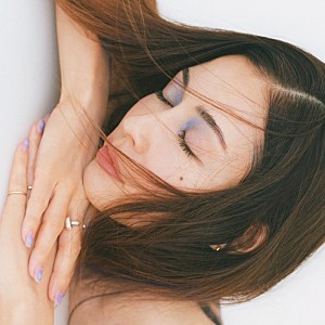 BENI「BENI、ニューAL『Dreamin’』収録曲&ジャケ写公開」