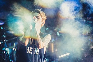 ONE OK ROCK「<ライブレポート>ONE OK ROCK、「誰がロック界でNo1のバンドか、今からお前らにみせてやる!」雨さえも味方につけて興奮の渦に叩き込んだ日本ツアーファイナル」
