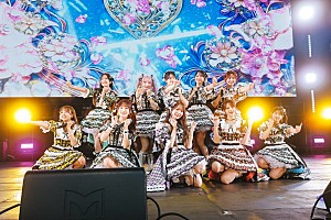 =LOVE「<ライブレポート>=LOVE、初のロッキン出演「ロッキンはイコラブが乗っ取った!」」