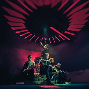 クイーンズ・オブ・ザ・ストーン・エイジ「クイーンズ・オブ・ザ・ストーン・エイジ、新曲「Where the Goth Girls At?」は10代の恋がテーマ」