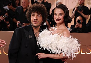 ベニー・ブランコ「セレーナ・ゴメス&ベニー・ブランコ、結婚1周年を記念して“1年前のウェディング・ケーキ”を味わう」