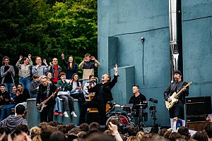 U2「U2、「シレンシオ」日本語対訳付きMV公開&結成50周年記念ライブの現地レポート到着」