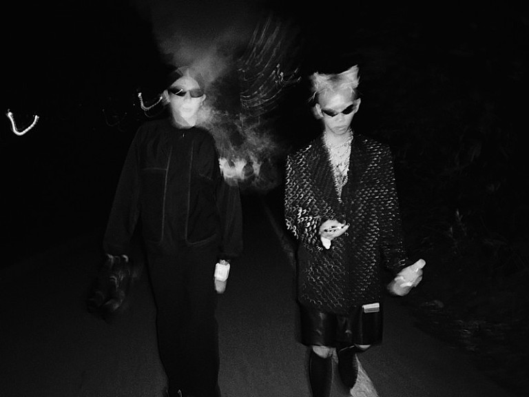 勢喜遊 & Yohji Igarashi「勢喜遊(King Gnu)によるユニット・Yu Seki & Yohji Igarashi、ストイックな演奏を捉えた「techwav_1」MV公開」