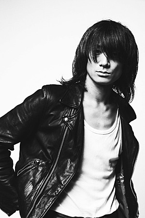 佐々木亮介「佐々木亮介(a flood of circle)、アコースティックアルバム『空飛ぶベッドで迎えにいくから』リリース」