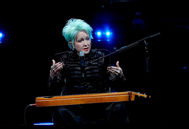 シンディ・ローパー「シンディ・ローパー、ファッション業界と音楽業界はクリエイターを“搾り取っている”と語る「いったいどれだけ金が要るっていうの?」」