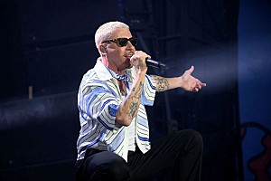 マックルモア「マックルモア、【フリー・パレスチナ・ツアー】ダブリン公演でマーク・ラファロやジュリアン・カサブランカスらがサプライズでスピーチを披露」