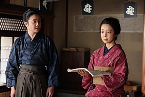 「「いろはの恋は時代をかける」「え-! 関先生(大森元貴)も令和に転生してたの」「いろは(上白石萌音)は飛脚の娘から先生に。関さまは先生から運送業者に」」