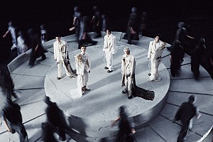 TOMORROW X TOGETHER「TOMORROW X TOGETHER、嵐の中心で静けさに直面するコンセプトフォト「EYE OF THE STORM」公開」