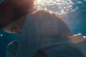 TOMOO「TOMOO、新曲「バースデイ」MVに“水中のTOMOO”と“街中のTOMOO”」