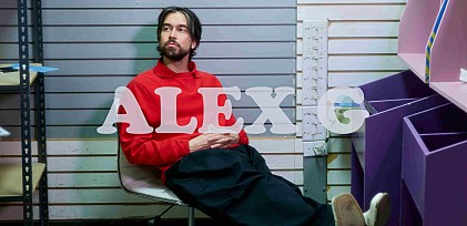 ＜コラム＞2026年には来日も決定、希望の光が目の前に広がっていくアレックス・G最新作『ヘッドライツ』