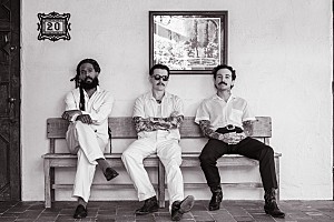 <コラム>ヴィンテージ・ソウルの美学を体現するトリオ・Thee Sacred Soulsに見る、現代の"チカーノ・ソウル"――3都市ビルボードライブ・ツアーを前に魅力へ迫る