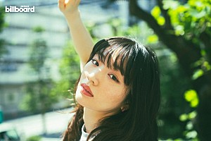 <インタビュー>幼い時の記憶が、背中を押した――にしなが、映画『モブ子の恋』主題歌「クローバー」に込めた“自由”と“生命力“